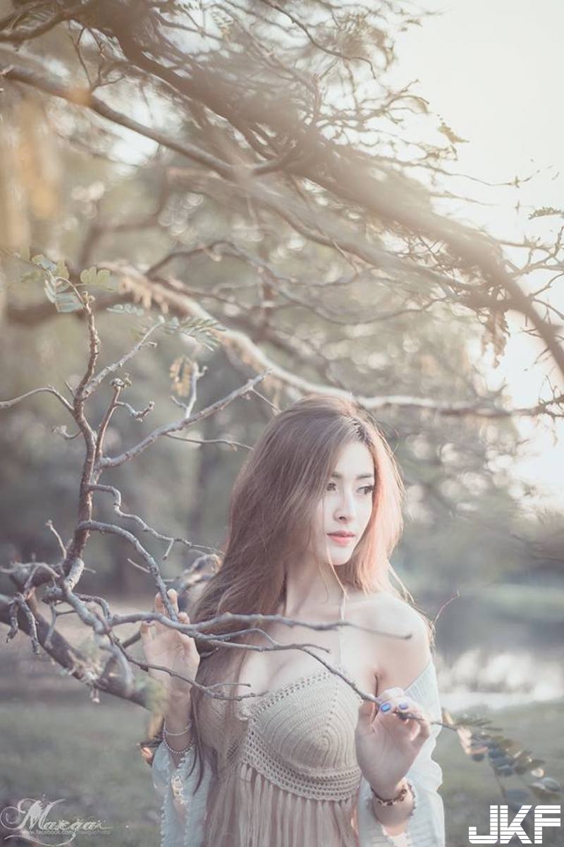 森林湖畔「大奶姊姊」出沒！爆乳小可愛大秀「豐滿美乳」！感覺隨時都要掉啦！