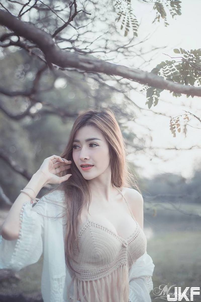 森林湖畔「大奶姊姊」出沒！爆乳小可愛大秀「豐滿美乳」！感覺隨時都要掉啦！
