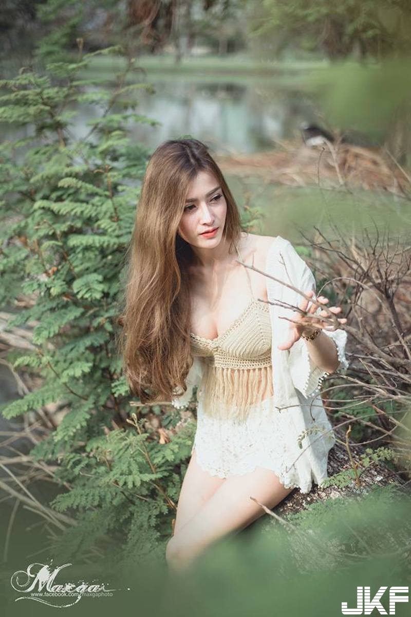 森林湖畔「大奶姊姊」出沒！爆乳小可愛大秀「豐滿美乳」！感覺隨時都要掉啦！