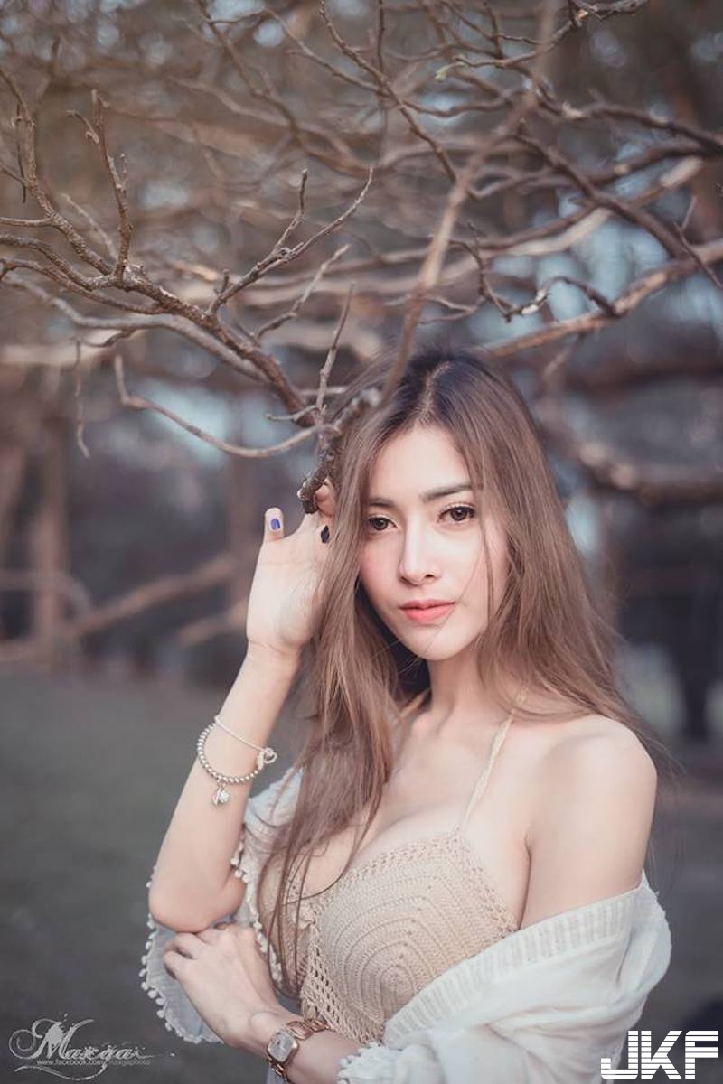森林湖畔「大奶姊姊」出沒！爆乳小可愛大秀「豐滿美乳」！感覺隨時都要掉啦！
