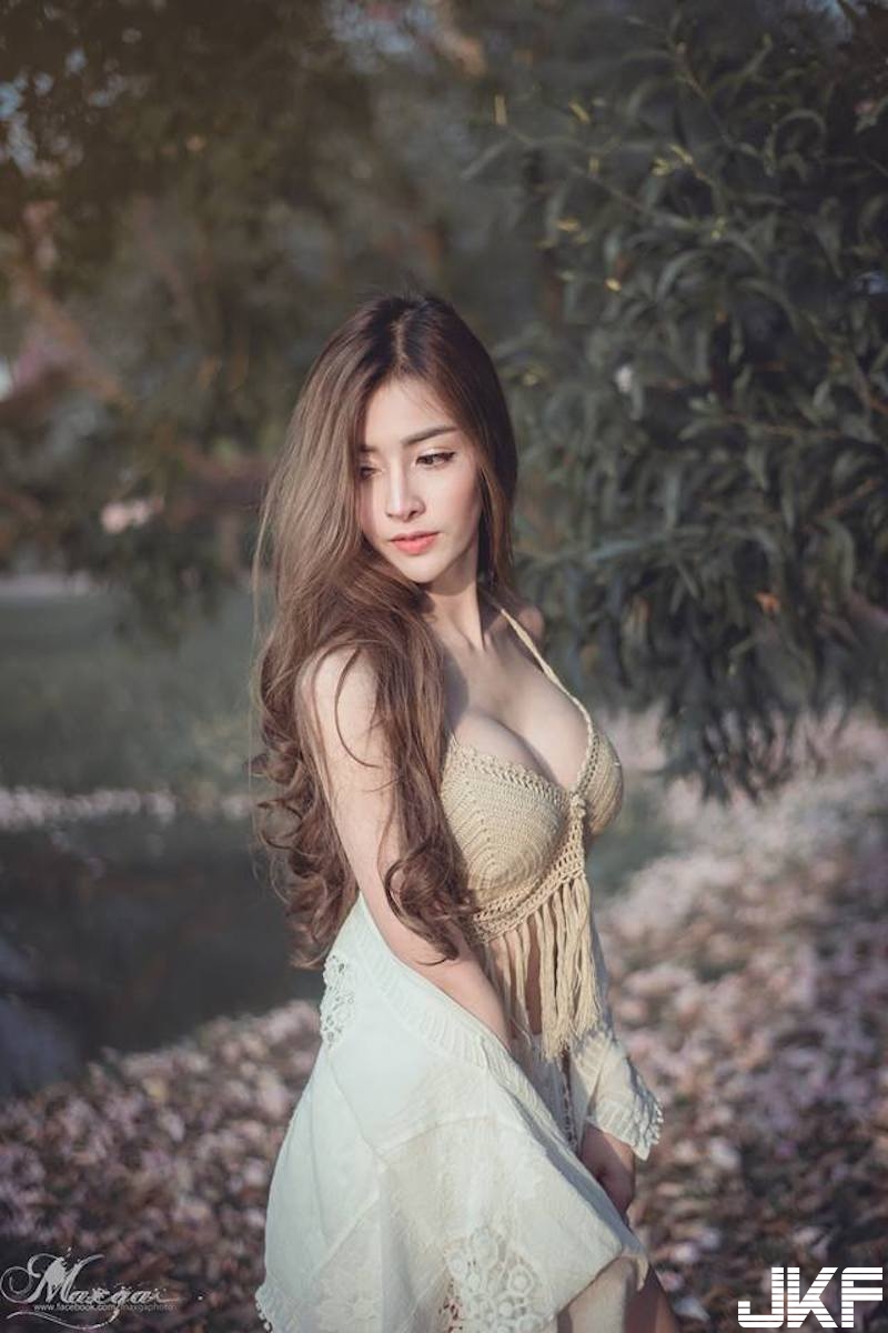 森林湖畔「大奶姊姊」出沒！爆乳小可愛大秀「豐滿美乳」！感覺隨時都要掉啦！