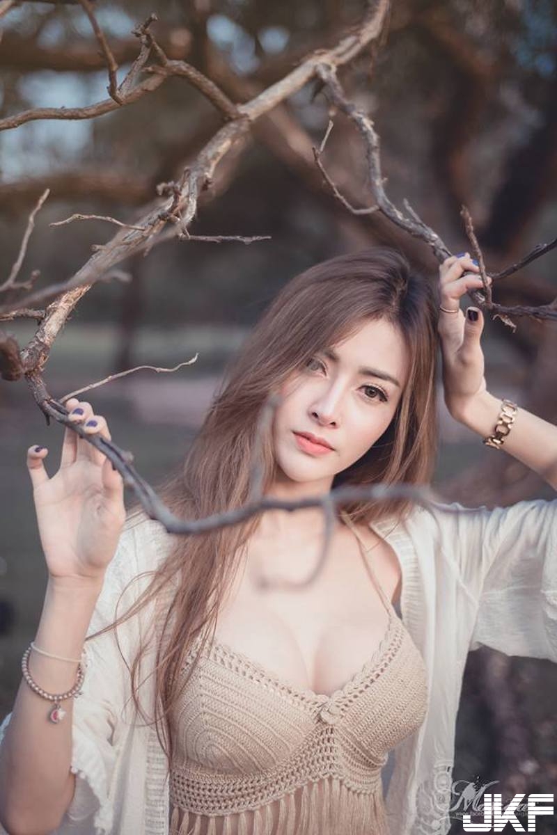 森林湖畔「大奶姊姊」出沒！爆乳小可愛大秀「豐滿美乳」！感覺隨時都要掉啦！