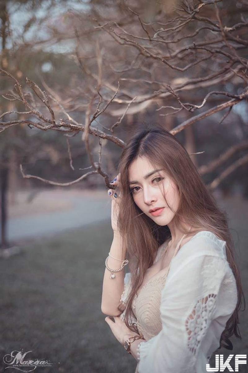 森林湖畔「大奶姊姊」出沒！爆乳小可愛大秀「豐滿美乳」！感覺隨時都要掉啦！