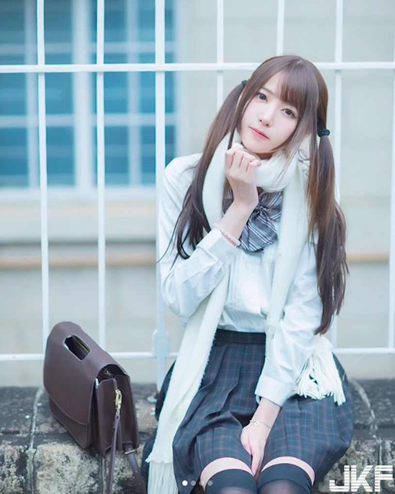 甜美Coser「小露酥胸超迷人」！低胸裝萌到令人想抱緊！