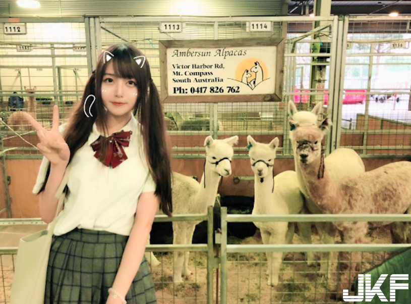 甜美Coser「小露酥胸超迷人」！低胸裝萌到令人想抱緊！