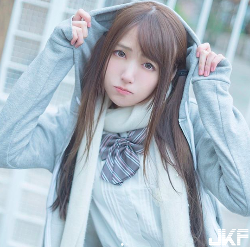 甜美Coser「小露酥胸超迷人」！低胸裝萌到令人想抱緊！