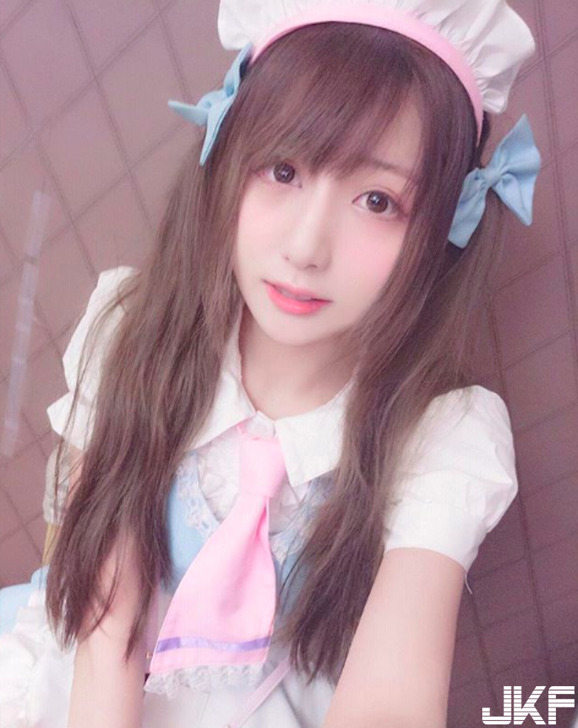 甜美Coser「小露酥胸超迷人」！低胸裝萌到令人想抱緊！