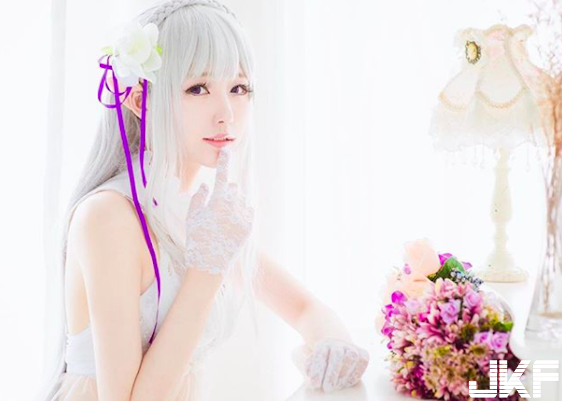 甜美Coser「小露酥胸超迷人」！低胸裝萌到令人想抱緊！