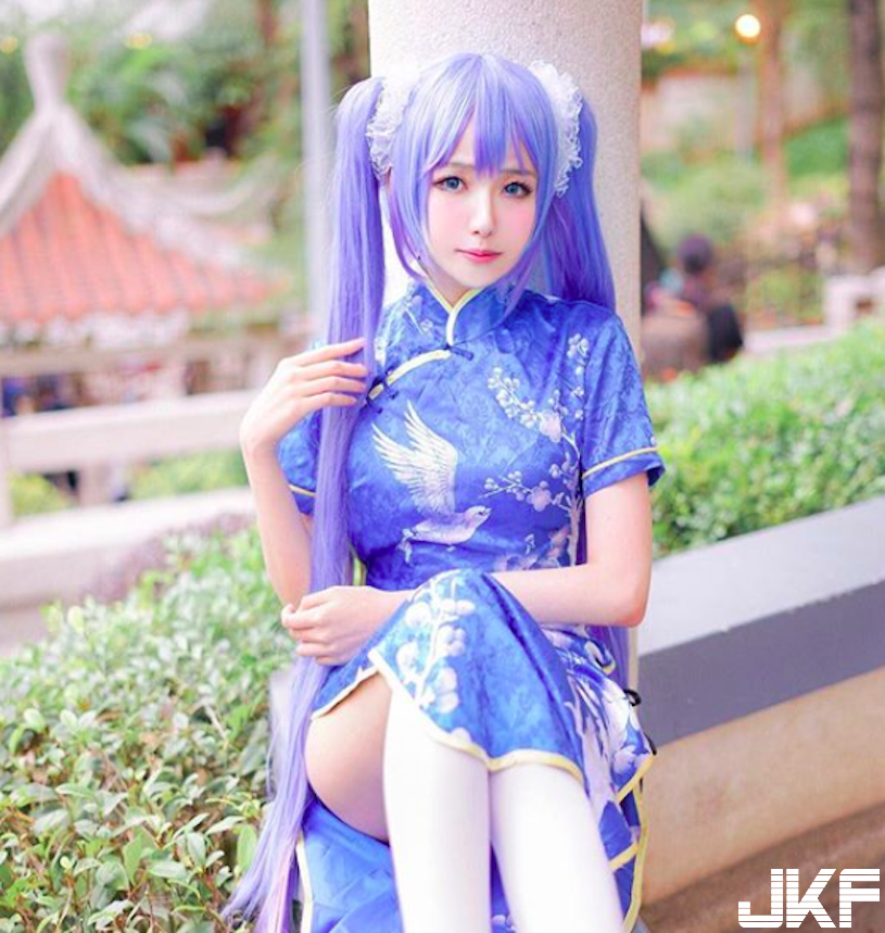 甜美Coser「小露酥胸超迷人」！低胸裝萌到令人想抱緊！