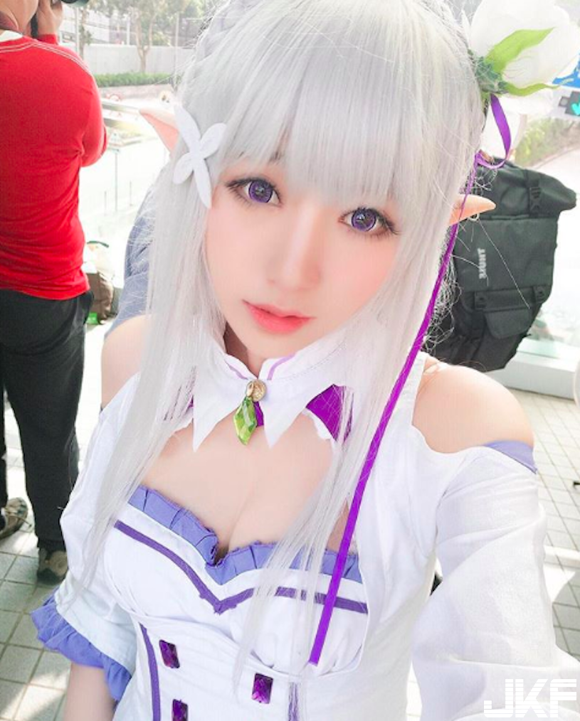 甜美Coser「小露酥胸超迷人」！低胸裝萌到令人想抱緊！