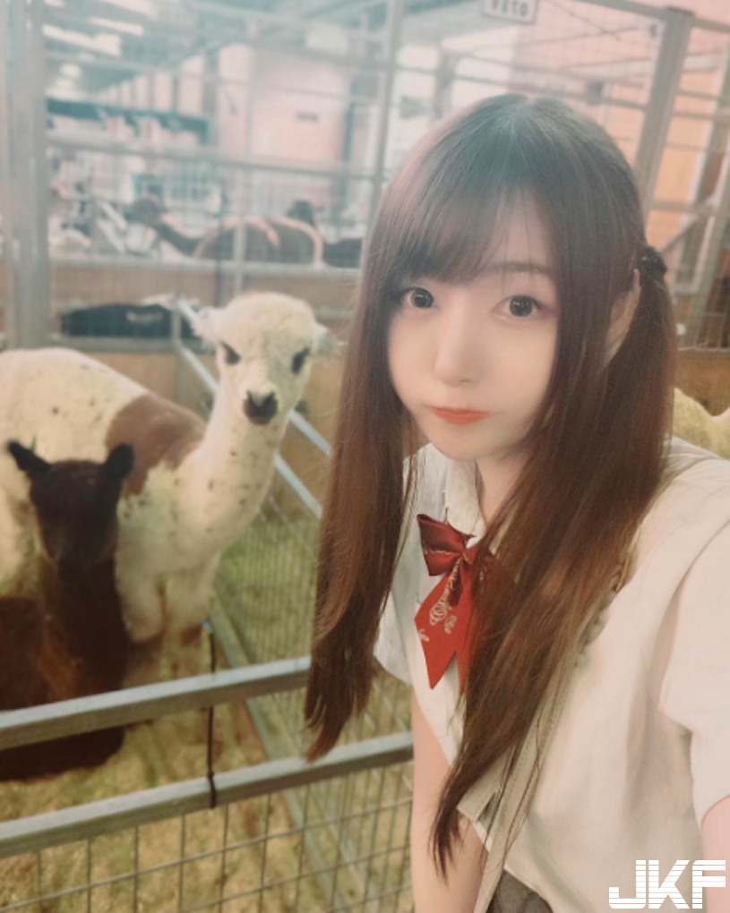 甜美Coser「小露酥胸超迷人」！低胸裝萌到令人想抱緊！