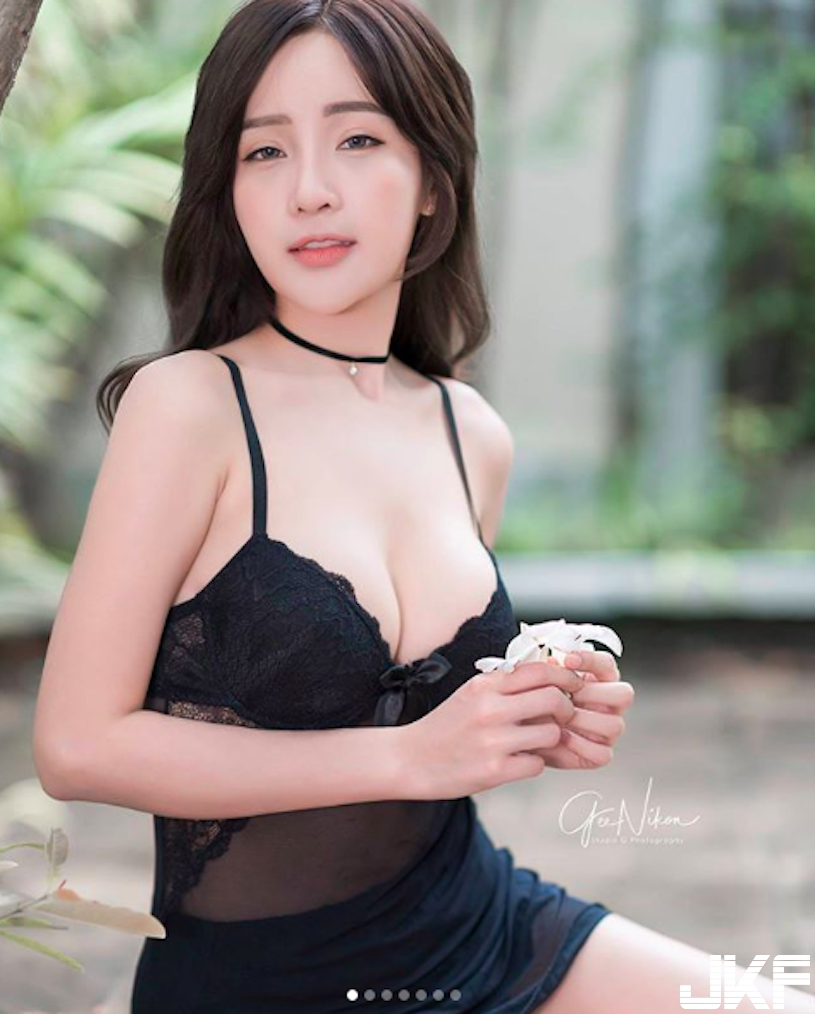 火辣麻豆「傲人巨乳」太兇了！躺床後「渾圓胸型」立刻挺出來！
