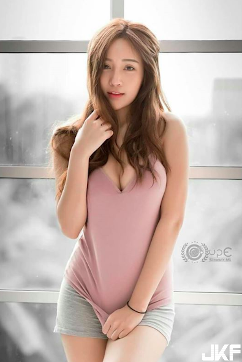 火辣麻豆「傲人巨乳」太兇了！躺床後「渾圓胸型」立刻挺出來！