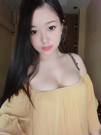 越南巨乳老闆娘「露奶賣機車」　胸前神秘縫隙太猛…大家浮起來了
