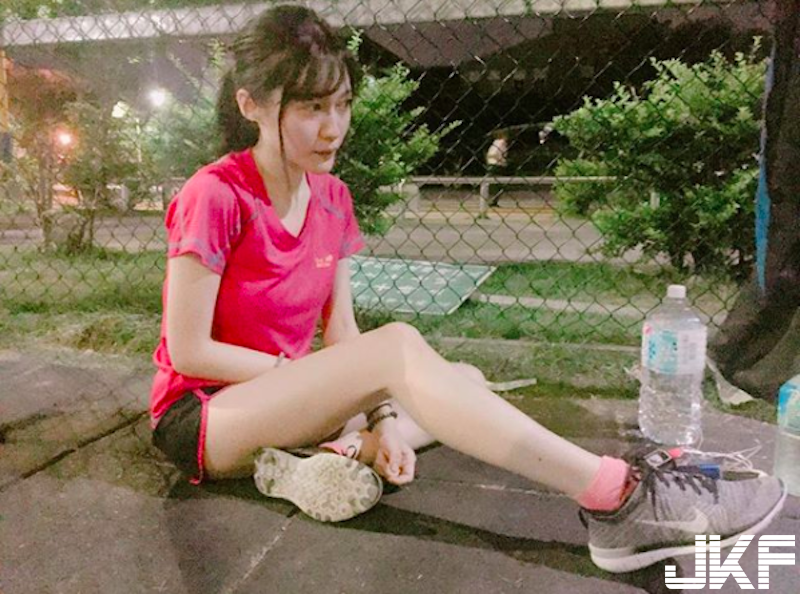 超兇der！彰師大會計系「巨乳正妹」海邊玩水！「頂級身材」穿比基尼畫面太美好！