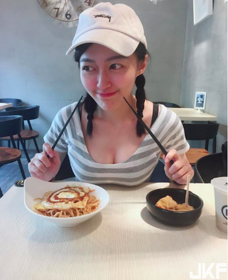 超兇der！彰師大會計系「巨乳正妹」海邊玩水！「頂級身材」穿比基尼畫面太美好！