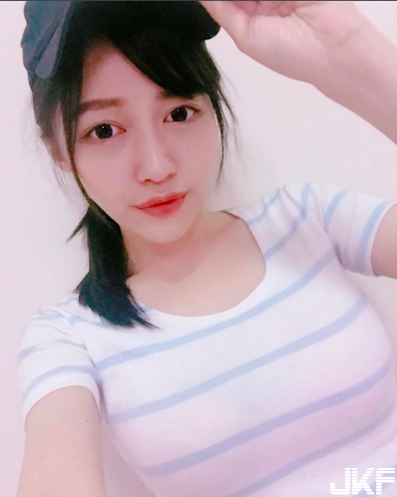 超兇der！彰師大會計系「巨乳正妹」海邊玩水！「頂級身材」穿比基尼畫面太美好！