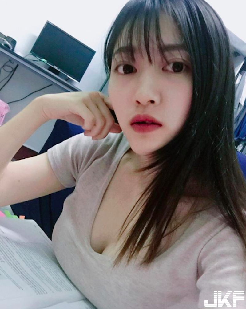 超兇der！彰師大會計系「巨乳正妹」海邊玩水！「頂級身材」穿比基尼畫面太美好！