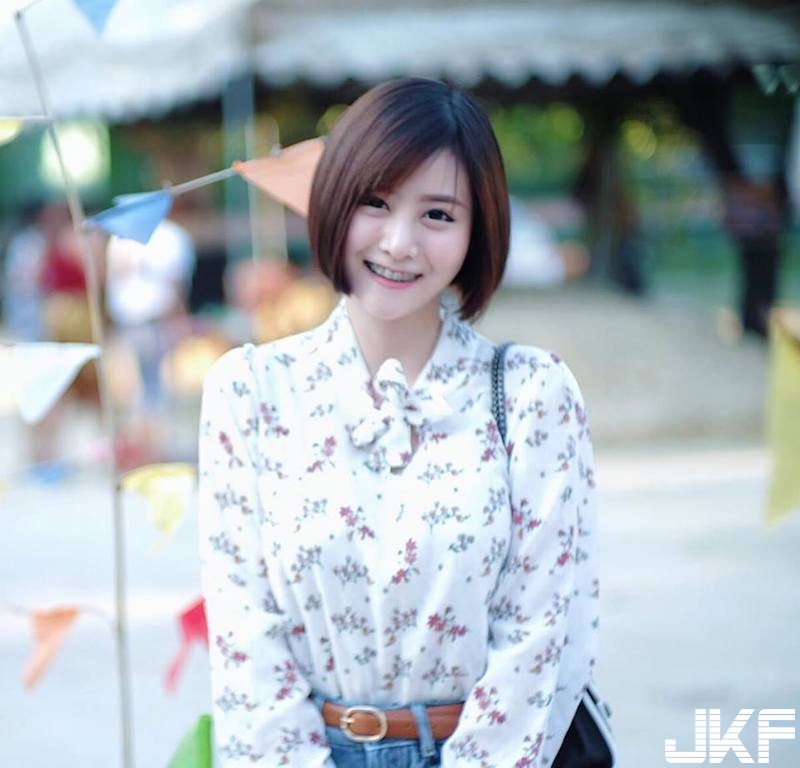 短髮甜美「大眼萌妹」在家好清涼！露背小可愛「渾圓美乳」蹦出！連屁屁也超翹！