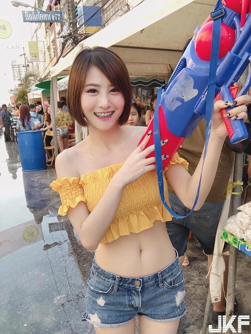 短髮甜美「大眼萌妹」在家好清涼！露背小可愛「渾圓美乳」蹦出！連屁屁也超翹！