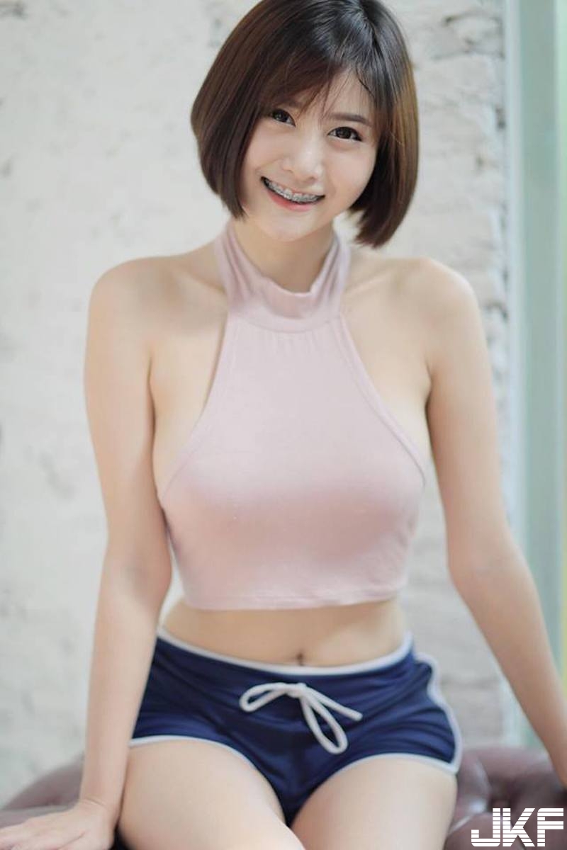 短髮甜美「大眼萌妹」在家好清涼！露背小可愛「渾圓美乳」蹦出！連屁屁也超翹！