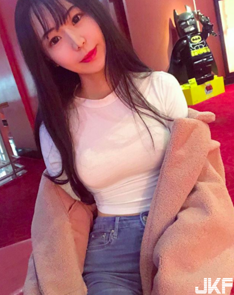 激瘦長腿妹！白踢正妹「衣服太小件」，長輩「圓型畢露」整個好圓好滿呀！