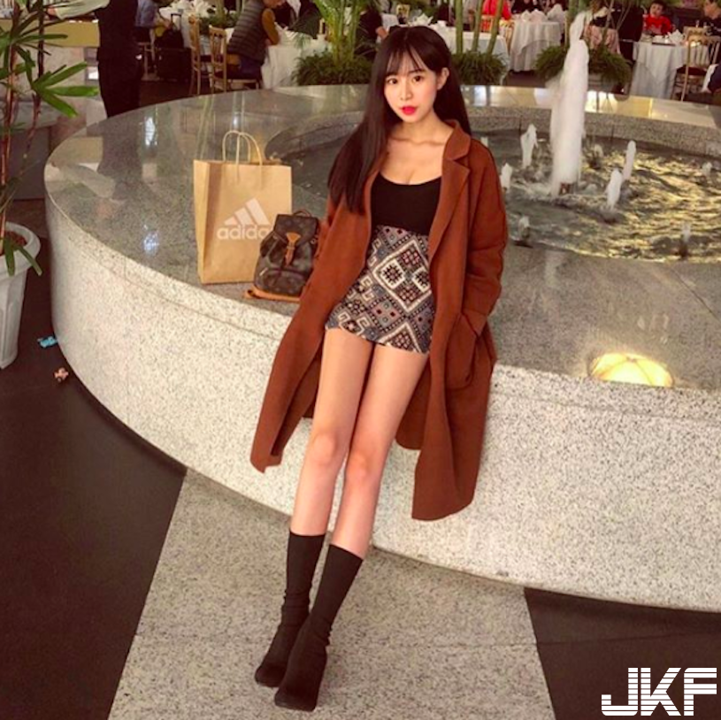 激瘦長腿妹！白踢正妹「衣服太小件」，長輩「圓型畢露」整個好圓好滿呀！