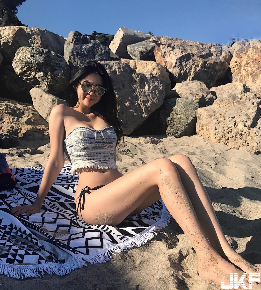 跟鳳梨一樣大！「正妹畫家」上圍好豐滿　比基尼露出白嫩美乳！