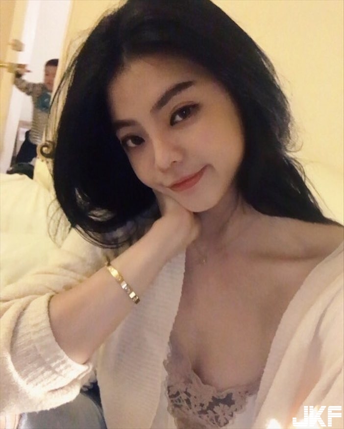 跟鳳梨一樣大！「正妹畫家」上圍好豐滿　比基尼露出白嫩美乳！