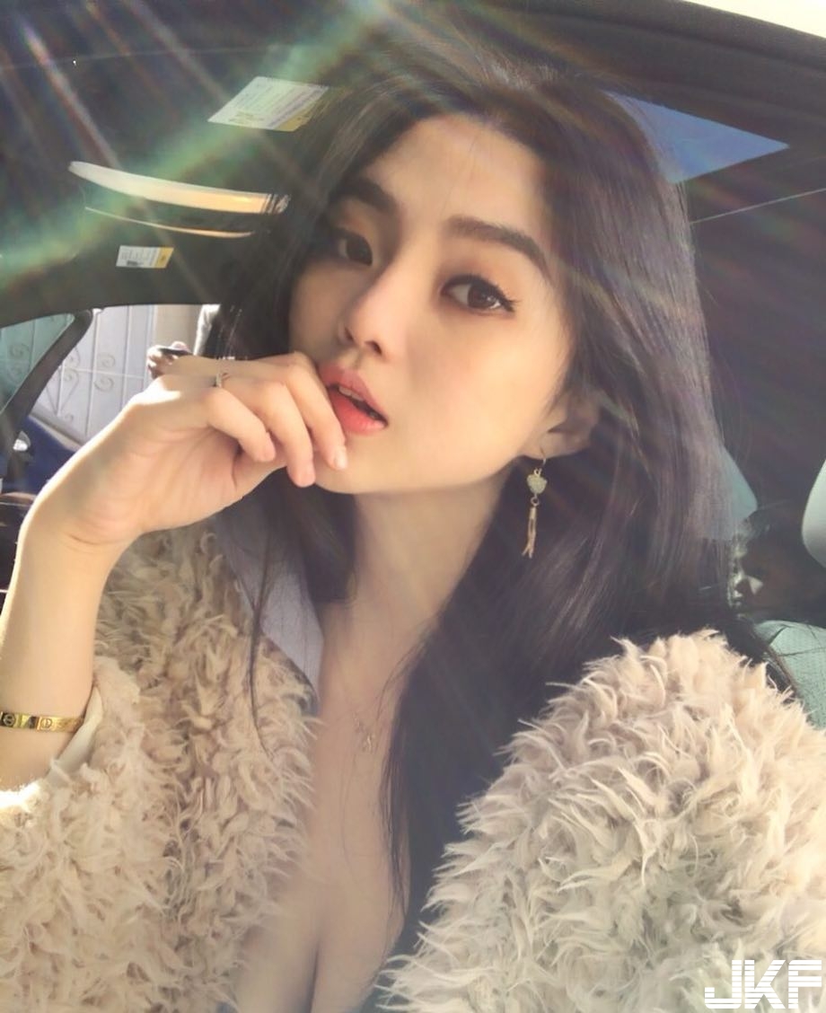 跟鳳梨一樣大！「正妹畫家」上圍好豐滿　比基尼露出白嫩美乳！