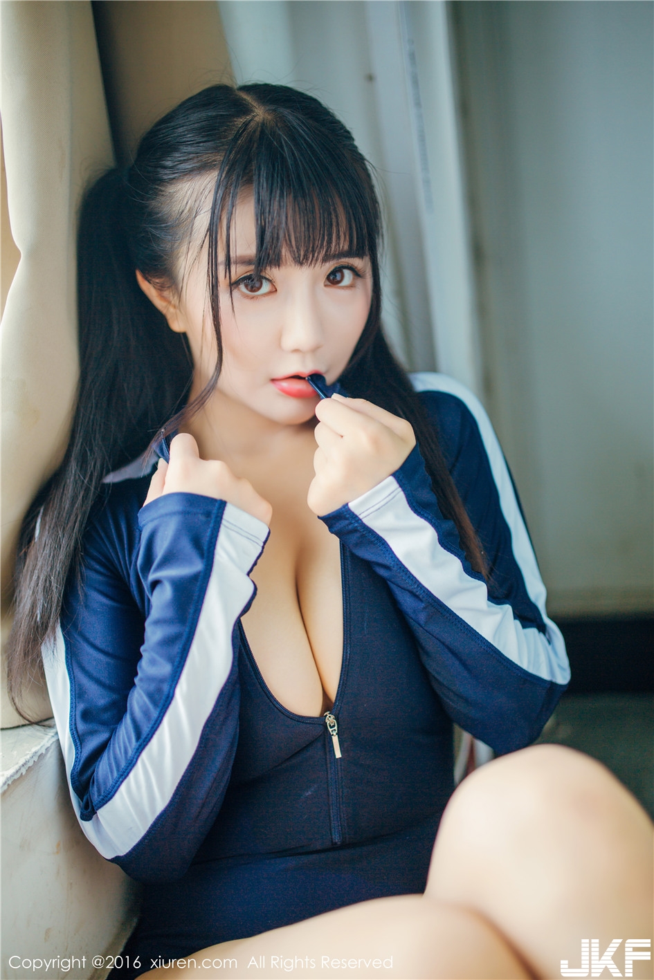 地板濕濕der！放學後「大奶學生妹」偷偷做壞事！摩擦「白嫩巨乳」體育服好緊好崩呀！