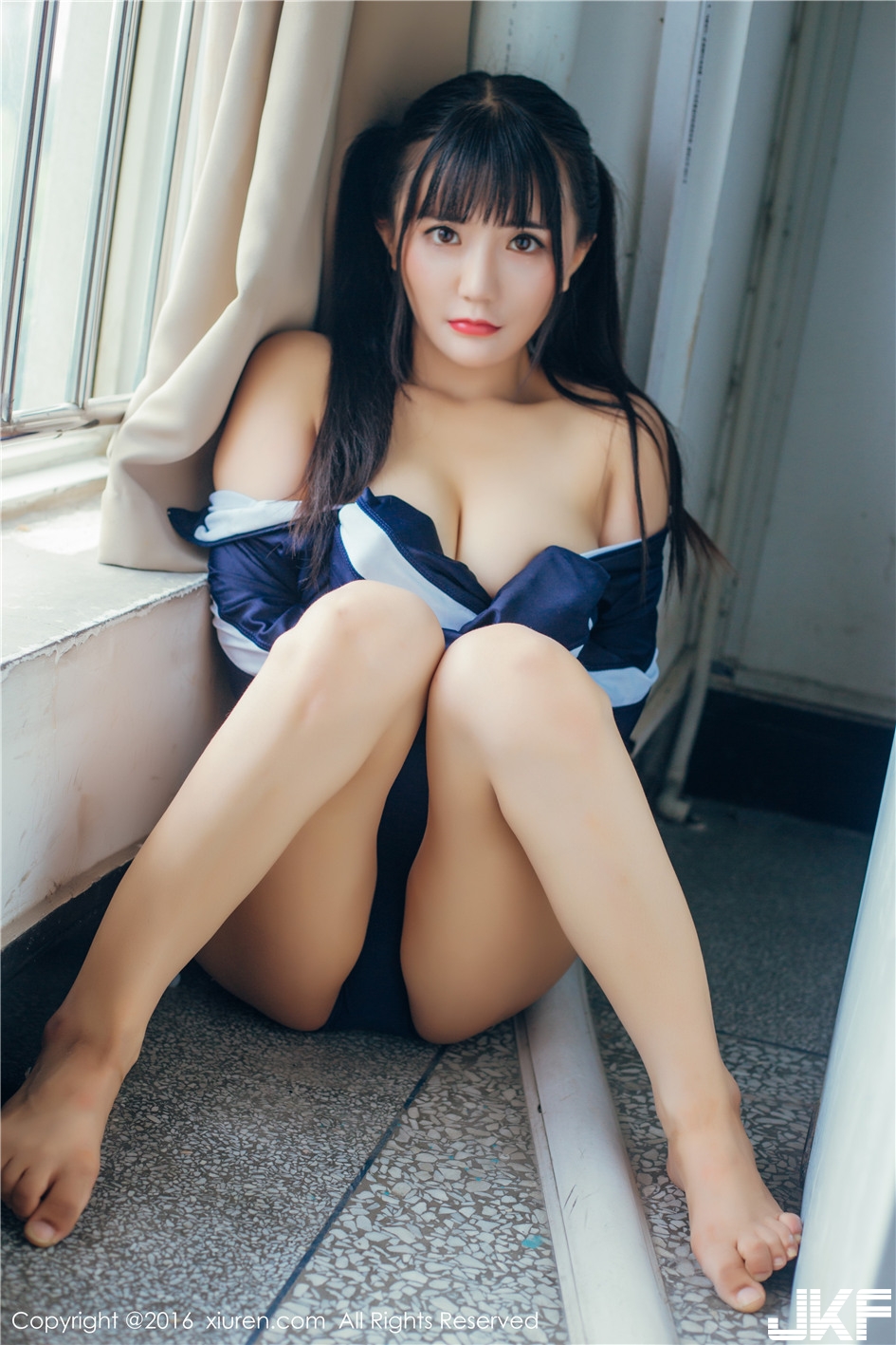 地板濕濕der！放學後「大奶學生妹」偷偷做壞事！摩擦「白嫩巨乳」體育服好緊好崩呀！
