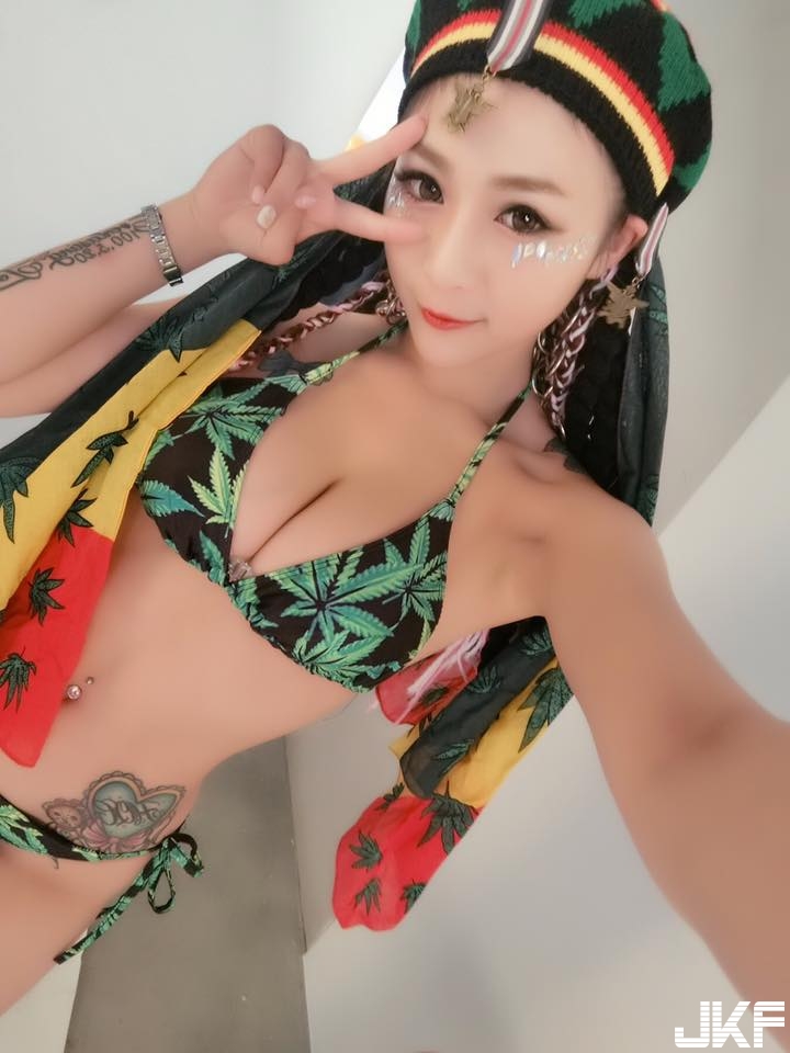 DJ盤後的視覺誘惑！「美乳DJ」身材超惹火，狂野氣息與電音舞曲的雙重享受！