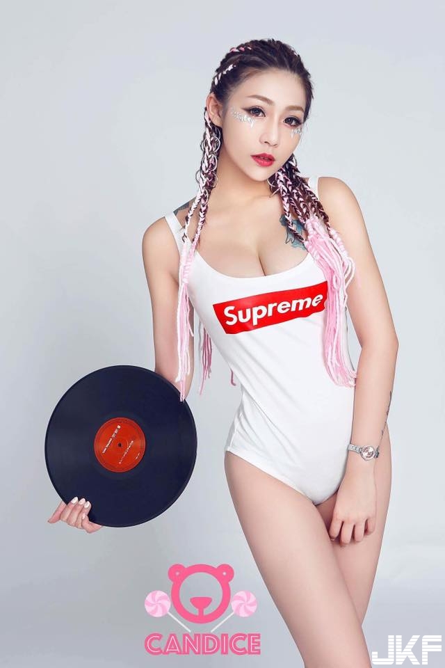 DJ盤後的視覺誘惑！「美乳DJ」身材超惹火，狂野氣息與電音舞曲的雙重享受！