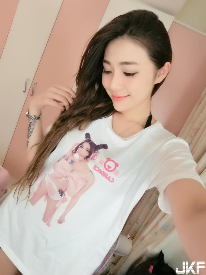 DJ盤後的視覺誘惑！「美乳DJ」身材超惹火，狂野氣息與電音舞曲的雙重享受！