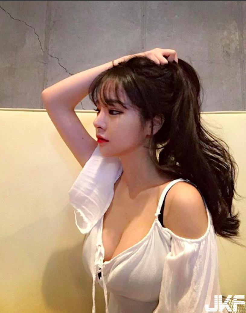 大奶妹子「巨乳發育」太狂了！「渾圓大美乳」下水後更受不了..