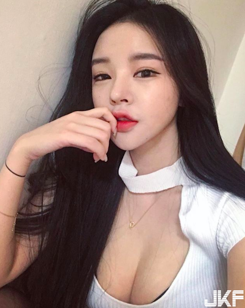 大奶妹子「巨乳發育」太狂了！「渾圓大美乳」下水後更受不了..