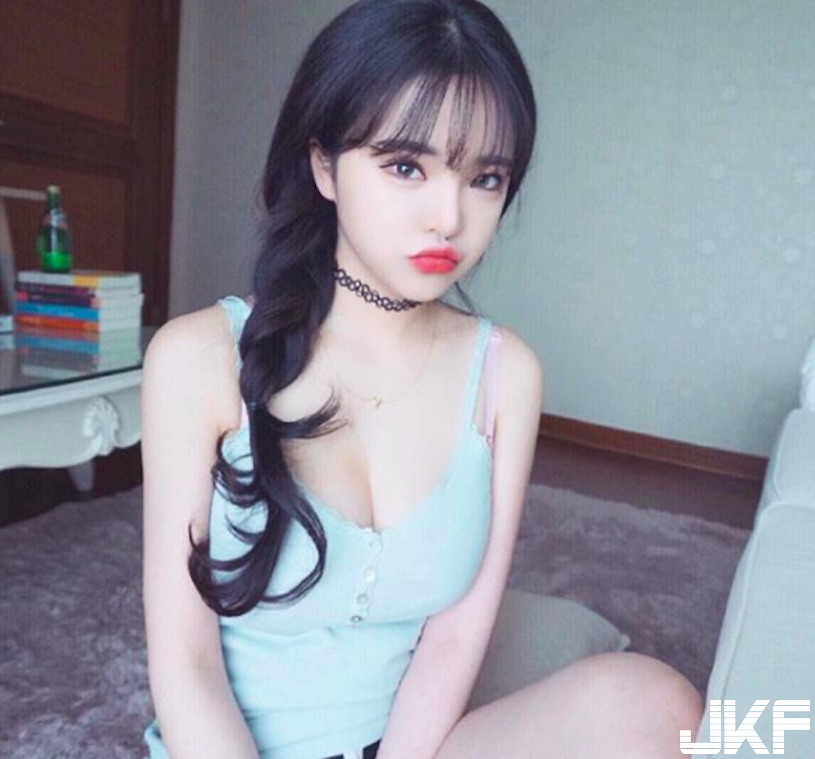 大奶妹子「巨乳發育」太狂了！「渾圓大美乳」下水後更受不了..