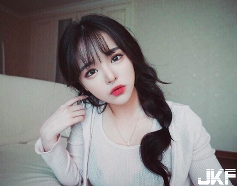 大奶妹子「巨乳發育」太狂了！「渾圓大美乳」下水後更受不了..
