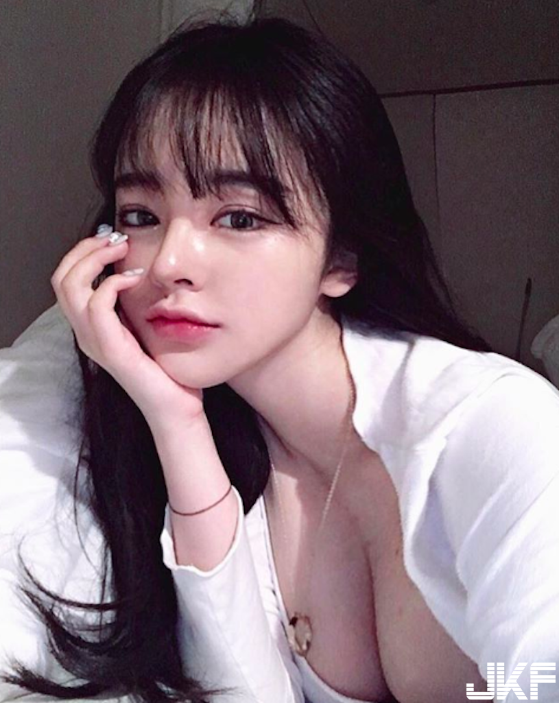 大奶妹子「巨乳發育」太狂了！「渾圓大美乳」下水後更受不了..