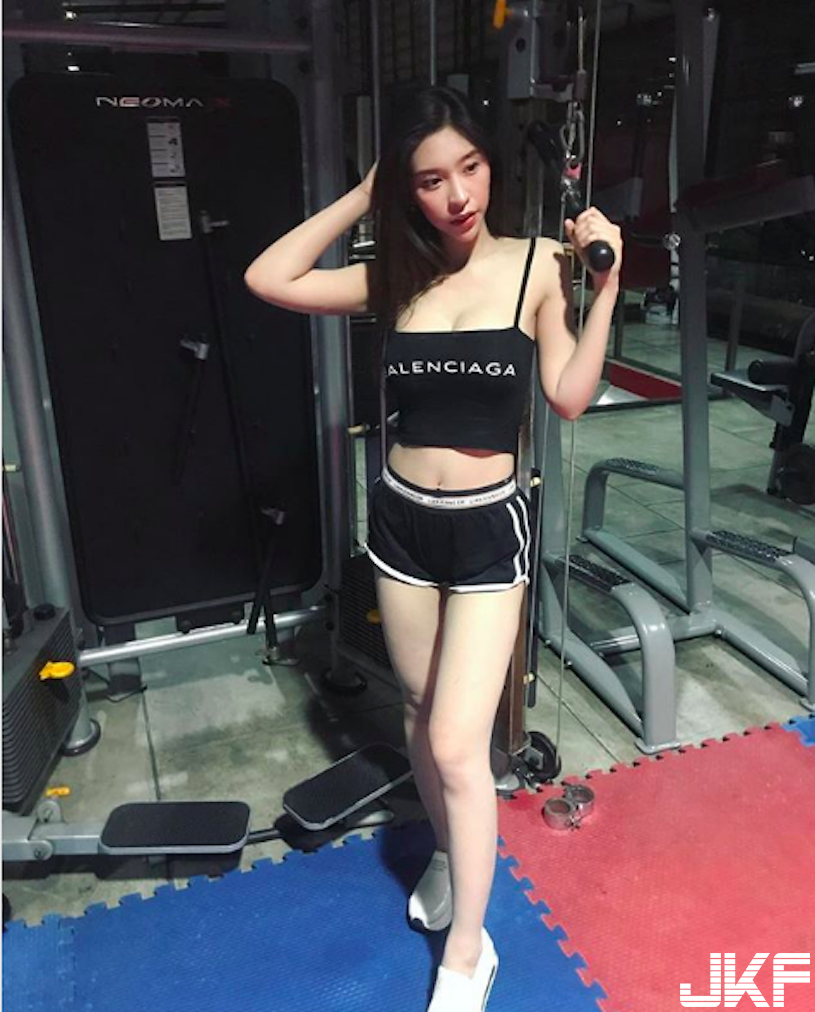 超美艷！性感「水蛇腰美女」白皙身材太犯規！邪惡的「美乳畫面」沒有極限啊&#8230;