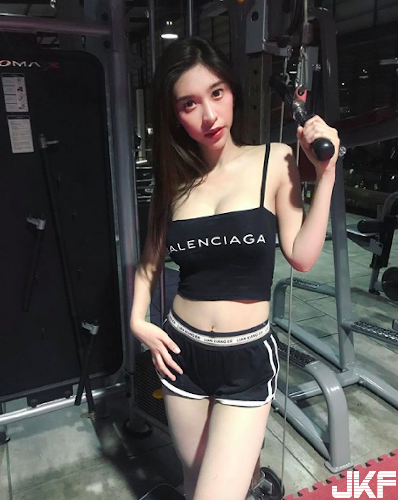 超美艷！性感「水蛇腰美女」白皙身材太犯規！邪惡的「美乳畫面」沒有極限啊&#8230;