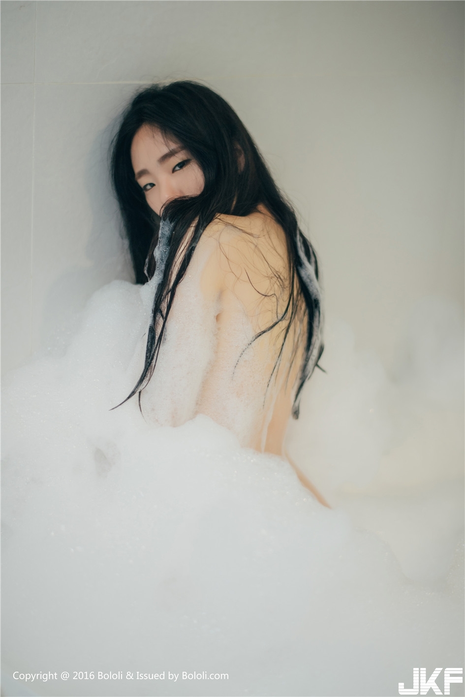 國王的新衣！「白嫩美乳正妹」上空泡泡衣超香豔，「一絲不掛」詮釋冷豔的激情！