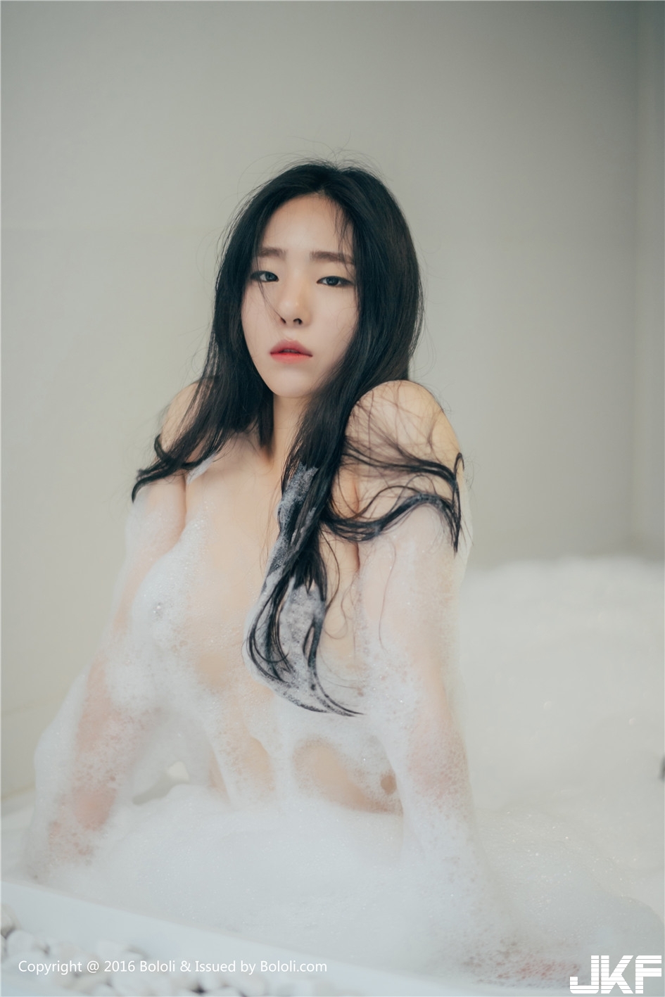 國王的新衣！「白嫩美乳正妹」上空泡泡衣超香豔，「一絲不掛」詮釋冷豔的激情！