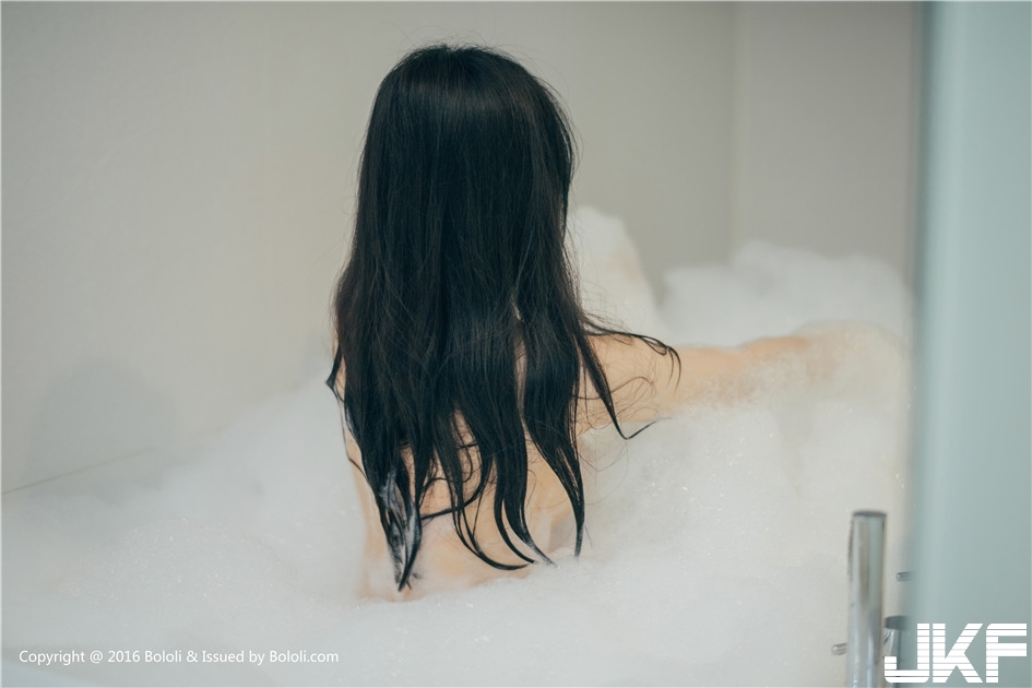 國王的新衣！「白嫩美乳正妹」上空泡泡衣超香豔，「一絲不掛」詮釋冷豔的激情！