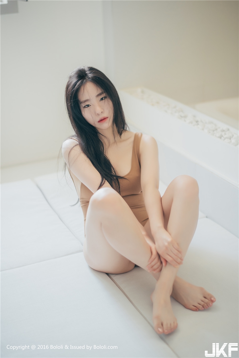 國王的新衣！「白嫩美乳正妹」上空泡泡衣超香豔，「一絲不掛」詮釋冷豔的激情！