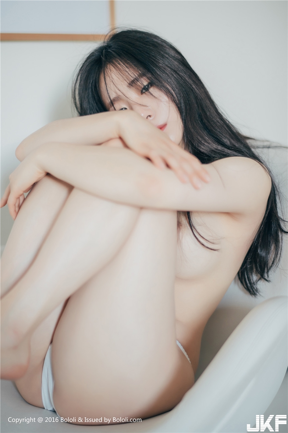 國王的新衣！「白嫩美乳正妹」上空泡泡衣超香豔，「一絲不掛」詮釋冷豔的激情！