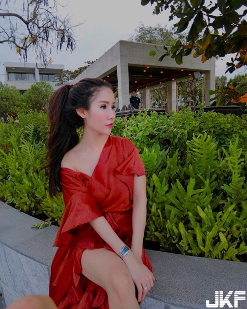 路邊驚見「爆乳美胸妹」白皙身材太養眼！滿滿的「銷魂視角」畫面逼死人啊&#8230;