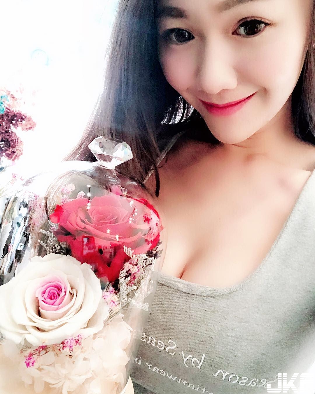 花店「正妹老闆娘」太火辣！比基尼大秀飽滿爆乳　渾圓奶球太強大！