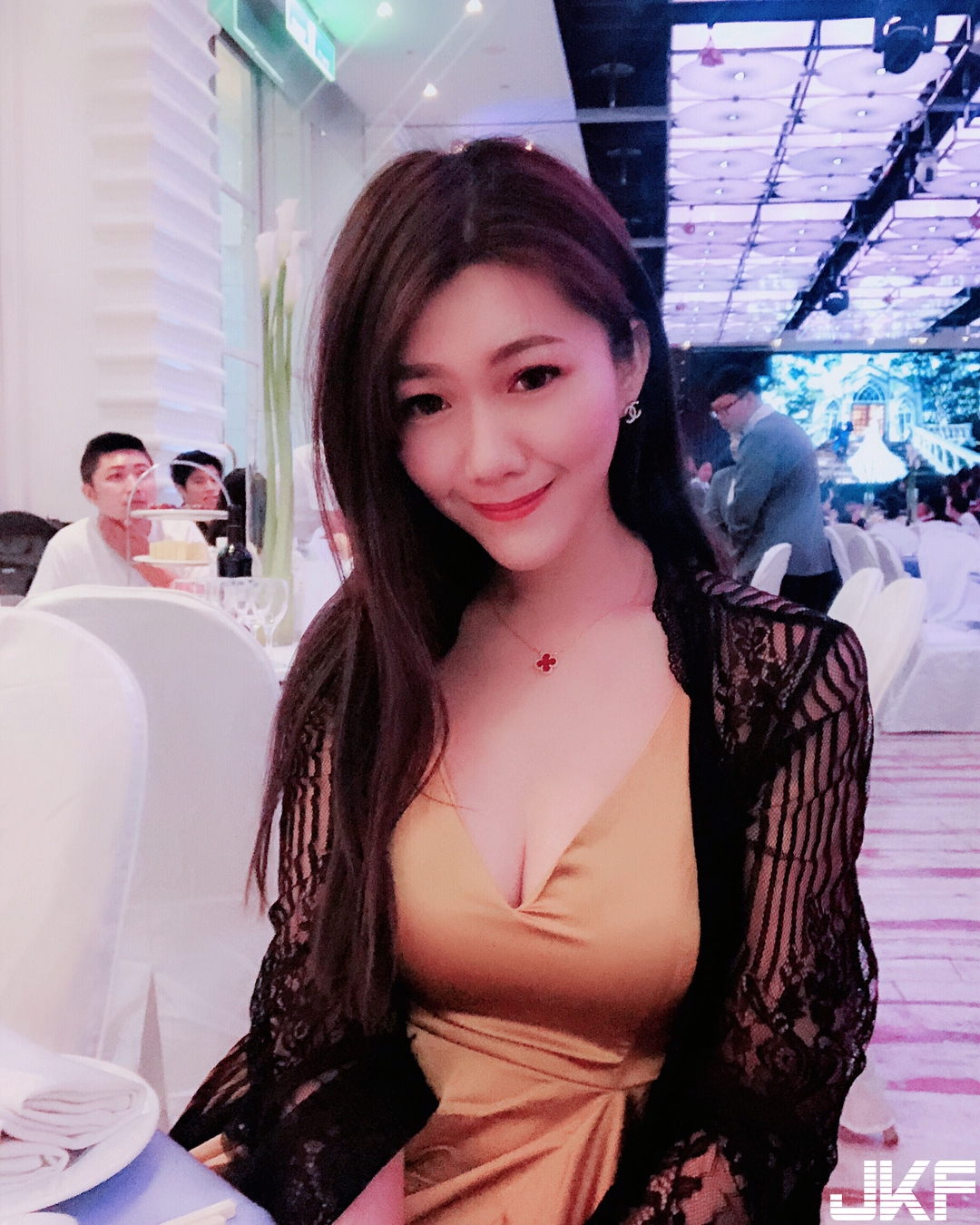 花店「正妹老闆娘」太火辣！比基尼大秀飽滿爆乳　渾圓奶球太強大！